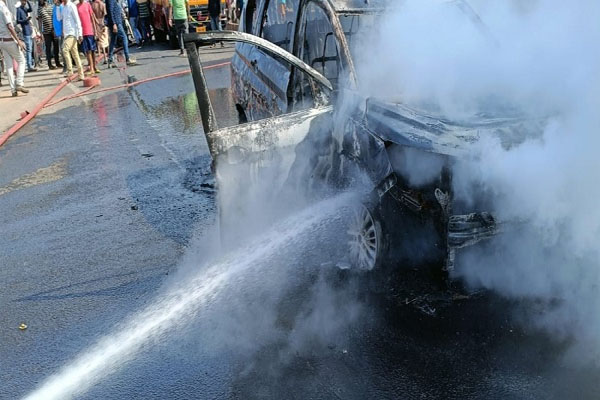 Read more about the article पंजाब में चलती कार को लगी भीषण आग, 3 लोग बाल-बाल बचे