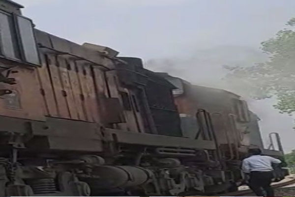 Read more about the article फिरोजपुर-श्रीगंगानगर ट्रेन के इंजन में लगी आग, मची अफरा-तफरी; चालक की सूझबूझ से टला बड़ा हादसा