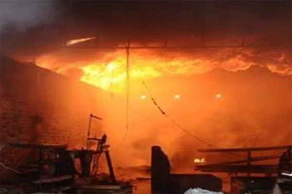 Read more about the article फोम फैक्ट्री में लगी भीषण आग, जिंदा जलने से 4 मजदूरों की दर्दनाक मौत- करोड़ों रुपए का सामान जलकर राख