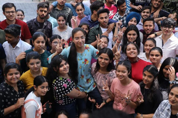 Read more about the article Innocent Hearts के विद्यार्थियों का सीबीएसई बोर्ड 12वीं कक्षा का शानदार परिणाम, चेयरमैन डॉ. अनूप बौरी ने दी उज्ज्वल भविष्य के लिए शुभकामनाएं