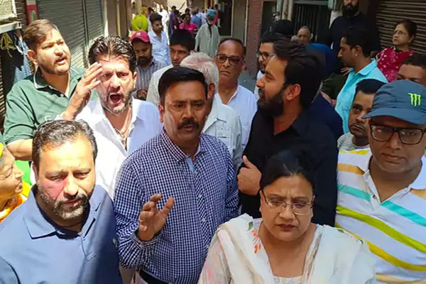 Read more about the article जालंधर के ढन्न मोहल्ला में वोटिंग के दौरान माहौल तनावपूर्ण, आप समर्थकों ने कांग्रेस-भाजपा के बूथ तोड़े- तेजधार हथियारों से बोला हमला