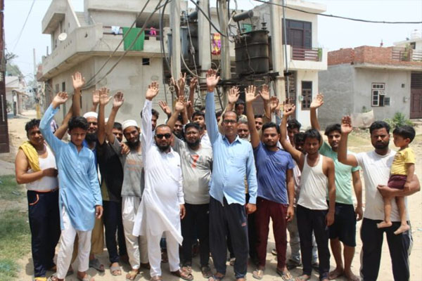 Read more about the article जालंधर के शिव नगर में 15 घंटे से बिजली स्पलाई ठप, पानी को तरसे इलाका निवासी- पंजाब सरकार के खिलाफ भारी रोष