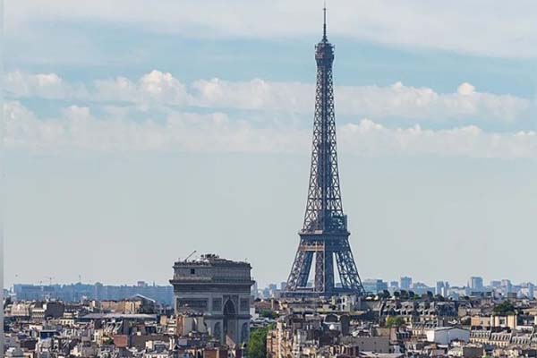 Read more about the article दुनिया के सबसे मशहूर पर्यटन स्थलों में से एक Eiffel Tower को मिली बम से उड़ाने की धमकी, पुलिस ने पर्यटकों को निकाला बाहर- चेतावनी जारी