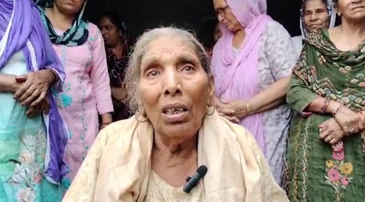Read more about the article बुजुर्ग महिला पर कहर बनकर बरपी बारिश,घर की छत गिरी,लोगों ने मलबे से निकाल बचाई बुजुर्ग की जान