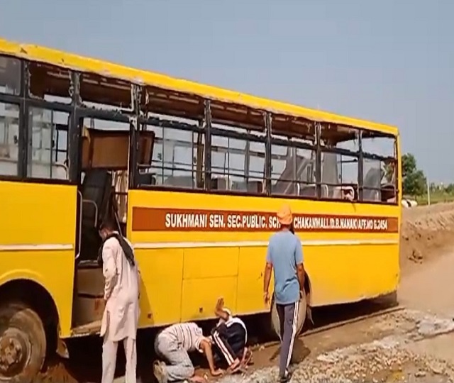 You are currently viewing पंजाब में निजी स्कूल की बस पलटी, ड्राइवर की लापरवाही से खतरे में पड़ी 50 से अधिक छात्रों की जान; कई घायल