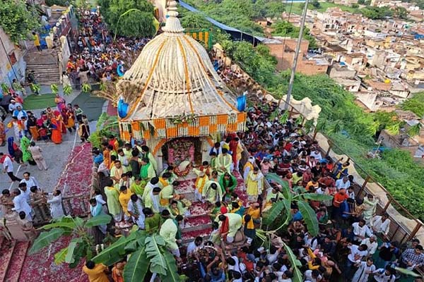 You are currently viewing श्री राधा अष्टमी पर बरसाने में उमड़ी श्रद्धालुओं की भीड़ के बीच बड़ा हादसा, बुजुर्ग महिला और पुरुष की मौत, कई घायल