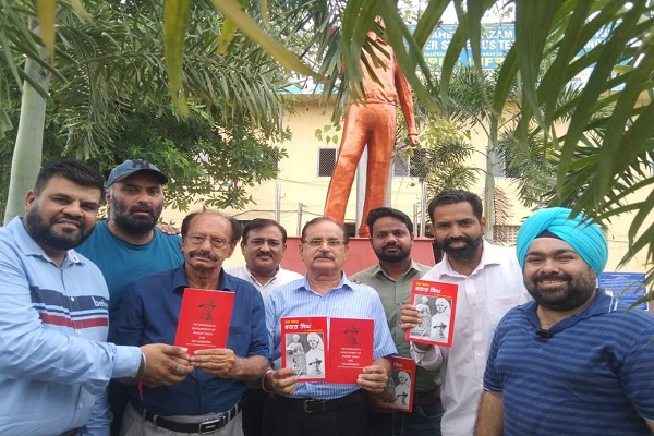 Read more about the article जालंधर लिटरेरी फोरम ने भगत सिंह के जीवन और विचारधारा पर शुरु किया पुस्तकों के वितरण का कार्यक्रम
