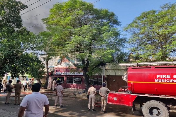 You are currently viewing चंडीगढ़ में फर्नीचर फैक्ट्री में लगी भीषण आग, मौके पर पहुंची फायर ब्रिगेड की 10 गाड़ियां आग पर काबू पाने में जुटी