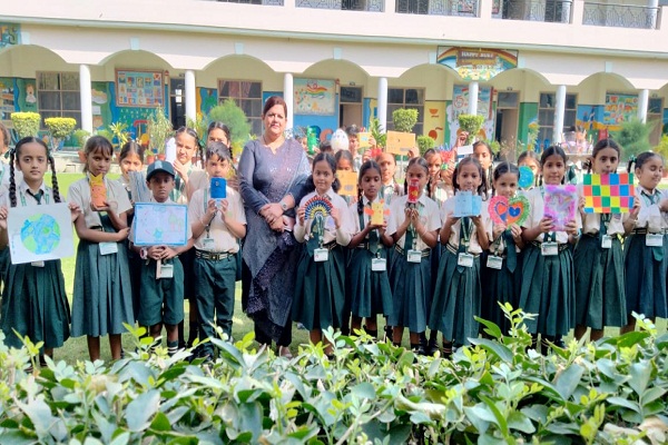 Read more about the article Swami Mohan Dass Model School में ‘बेस्ट आउट ऑफ़ वेस्ट’ प्रतियोगिता का आयोजन, बच्चों में पुरानी चीज़ों का उपयोग करने की आदत पैदा करना था उद्देश्य