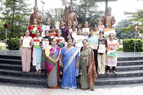 Read more about the article HMV में रीसाइकल्ड कार्ड मेकिंग प्रतियोगिता का आयोजन, जीनत ने जीता प्रथम पुरस्कार