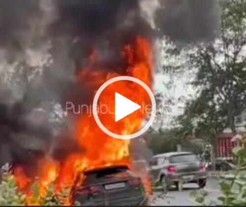 You are currently viewing Video Delhi-Jaipur Highway Jaguar car fire: 1 करोड़ की जगुआर कार को लगी आग, जलकर हुई खाक, कार चालक ने गाड़ी से कूद कर बचाई अपनी जान, देखें Video…..