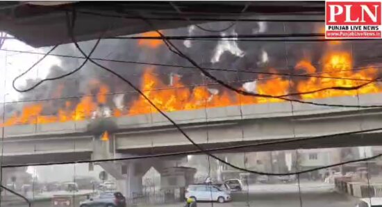 You are currently viewing खन्ना में Highway पर लगी डीजल टैंकर में भयानक आग, रोड पर 300 फीट तक फैली आग की लपटें, ड्राइवर-क्लीनर ने छलांग लगाकर बचाई जान; देखें Video