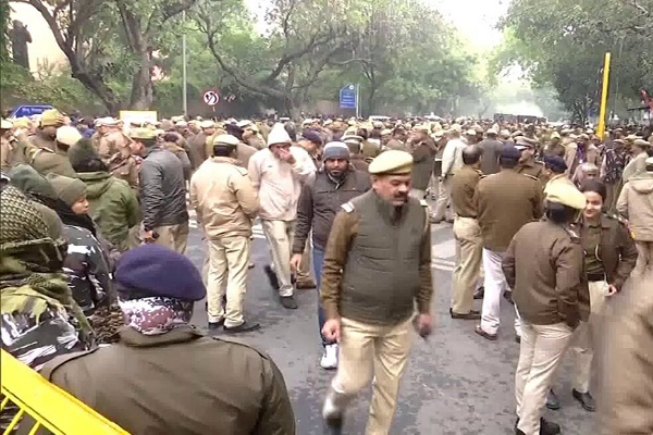 Read more about the article चंडीगढ़ मेयर चुनाव विवाद: प्रदर्शन से पहले दिल्ली पुलिस की बड़ी कार्रवाई, सिंघु बॉर्डर पर 25 AAP कार्यकर्ताओं को लिया हिरासत में