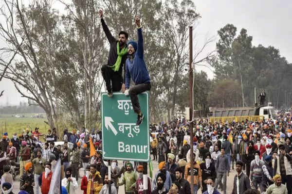 You are currently viewing किसान आंदोलन का आज दूसरा दिन, पंजाब के कारोबार पर असर पड़ना शुरु; लु​​धियाना में फंसे 4000 से ज्यादा ट्रक