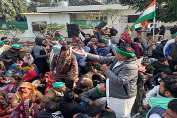 Read more about the article किसान अनिश्चितकालीन धरने पर बैठे, करेंगे महापंचाय; कल होगा संसद का घेराव- धारा 144 लागू