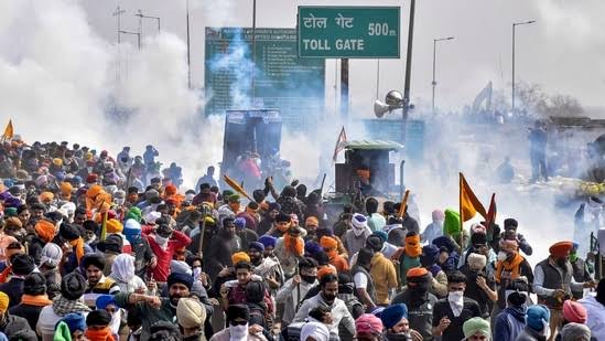 Read more about the article आज देश भर में किसान मनायेंगे ब्लैक डे: 26 फरवरी को निकालेंगे ट्रैक्टर मार्च; 14 मार्च को रामलीला मैदान में प्रदर्शन