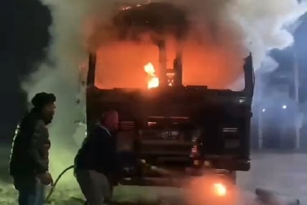 Read more about the article मंडी गोबिंदगढ़ से जालंधर आ रहा ट्रक बना आग का गोला, 45 मिनट धू-धूकर जलता रहा; ड्राइवर ने कूदकर बचाई जान