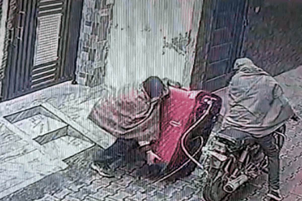 Read more about the article पंजाब में चोरों की करतूत, मोटरसाइकिल पर उठा ले गए वाशिंग मशीन; पूरी घटना CCTV में कैद