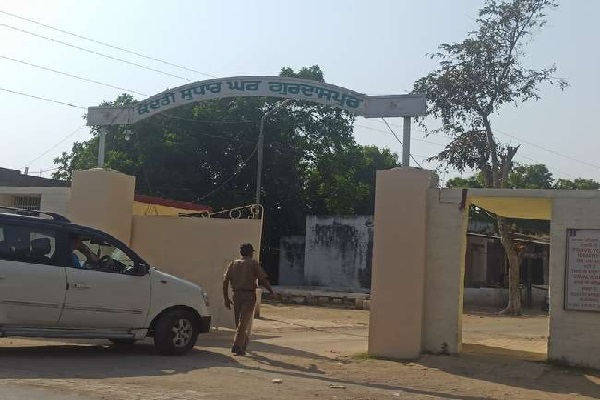 Read more about the article गुरदासपुर केंद्रीय जेल में कैदी भिड़े, छुड़ाने गए पुलिसकर्मियों पर भी हमला, तीन गंभीर रूप से घायल; मची अफरा-तफरी