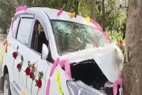 Read more about the article पंजाब में डोली वाली कार बेकाबू होकर पेड़ से टकराई, दूल्हे समेत 6 लोग हुए घायल; वाहन क्षतिग्रस्त