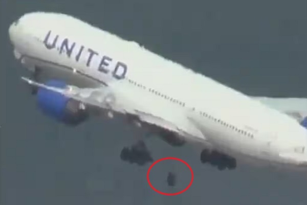 You are currently viewing उड़ान भरते ही प्लेन से अलग हुआ टायर, सीधा जमीन पर गिरा, बाल-बाल बचे लोग- देखें VIDEO