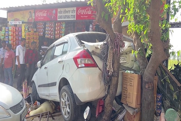 You are currently viewing होशियारपुर में भयानक सड़क हादसा, दुकान के अंदर जा घुसी तेज रफ्तार बेकाबू कार; हादसे में महिला समेत दो लोग घायल- चालक गाड़ी छोड़कर फरार
