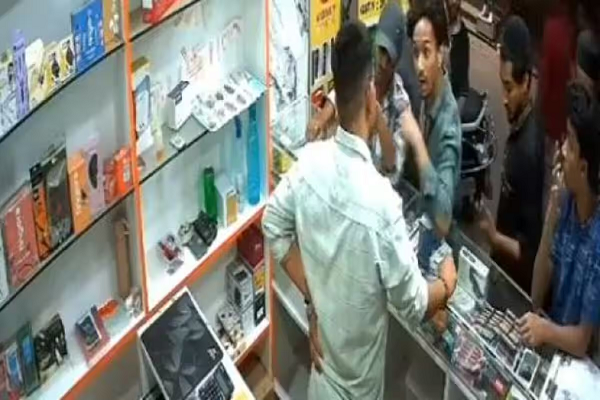 You are currently viewing अजान के दौरान भजन बजा रहा था दुकानदार, मुस्लिम लड़के पहुंचे और शुरु कर दी हाथापाई; FIR दर्ज- देखें VIDEO