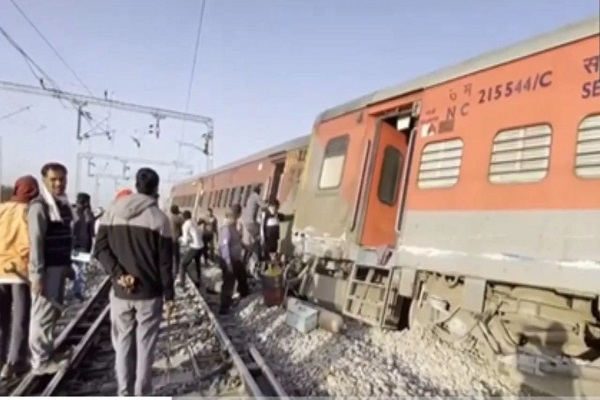 You are currently viewing राजस्थान में बड़ा ट्रेन हादसा, साबरमती आगरा ट्रेन के 4 डिब्बे और इंजन पटरी से उतरे; यात्रियों मे हड़कंप- देखें VIDEO