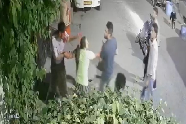 You are currently viewing जालंधर में युवकों ने पत्नी के सामने ही चाकू घोंप कर पति को उतारा मौत के घाट, लहूलुहान हालत में तड़प-तड़प कर मौत, कत्लकांड की दिल दहला देने वाली CCTV VIDEO आई सामने