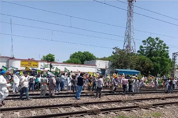 You are currently viewing शंभू बॉर्डर पर किसानों का रेल रोको आंदोलन, बैरिकेडिंग तोड़ रेलवे ट्रैक किया जाम, 30 से अधिक ट्रेनें प्रभावित; 11 रद्द