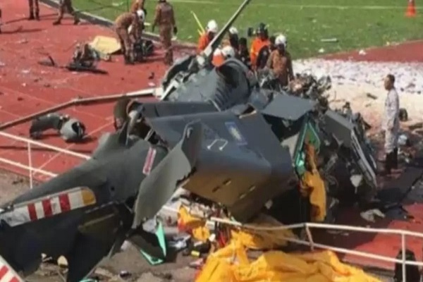 Read more about the article नेवी के दो हेलिकॉप्टर हवा में टकराने के बाद क्रैश हुए, 10 क्रू मेम्बर्स की मौत; देखें घटना का LIVE VIDEO