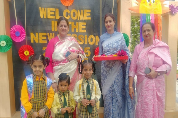 Read more about the article Swami Mohan Dass Model School में नया शैक्षणिक सत्र शुरु, छात्रों के लिए पारंपरिक ‘हवन’ समारोह आयोजित