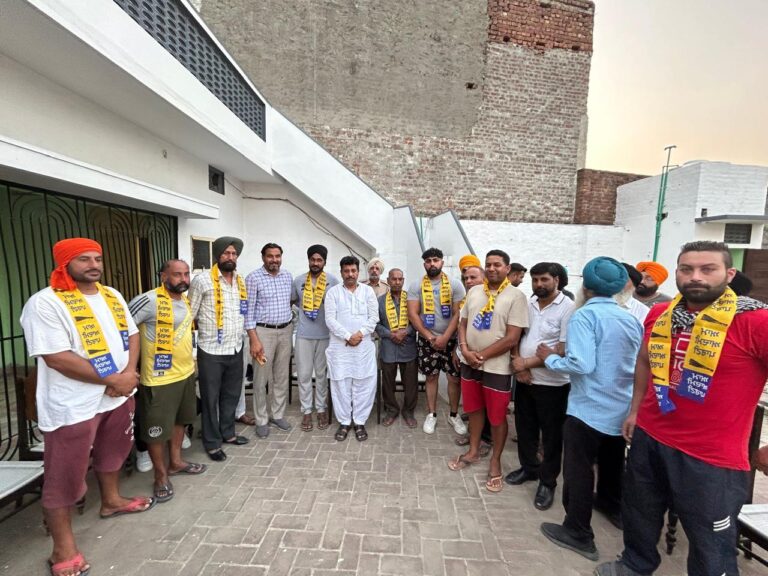 Read more about the article जालंधर सेंट्रल हल्के में लगातार कांग्रेस व भाजपा को झटका देते हुए MLA रमन अरोड़ा द्वारा कई युवाओं को AAP में शामिल करवाया