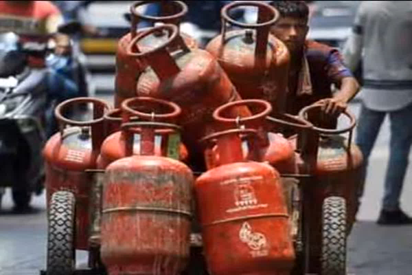 Read more about the article LPG ग्राहकों के लिए जरूरी खबर: 1 जून को बंद हो जाएगा गैस कनेक्शन, सब्सिडी भी नहीं मिलेगी, जल्द करवा लें ये काम