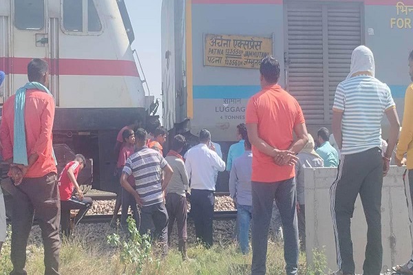 Read more about the article पंजाब में चलती रेलगाड़ी से अलग हुआ इंजन, की-मैन ने शोर मचाकर रुकवाई गाड़ी; बड़ा हादसा टला