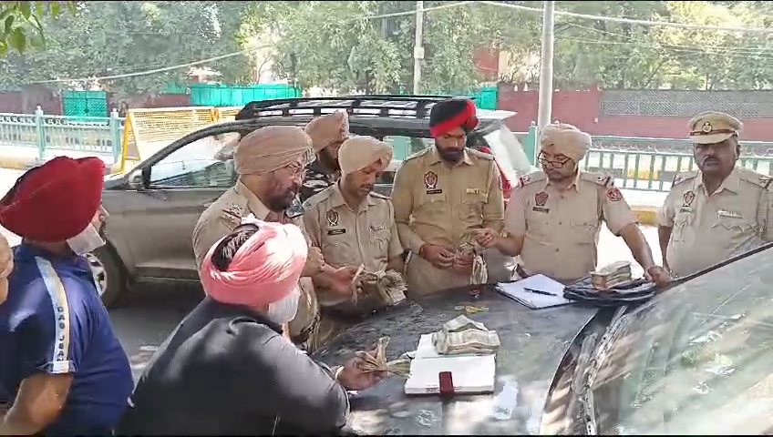 You are currently viewing जालंधर में नाकेबंदी के दौरान पुलिस ने फगवाड़ा गेट के व्यापारी से बरामद किया 5 लाख से ज्यादा कैश