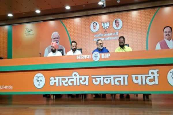 Read more about the article पंजाब में कांग्रेस को बड़ा झटका, गुरमीत राम रहीम के समधी BJP में हुए शामिल