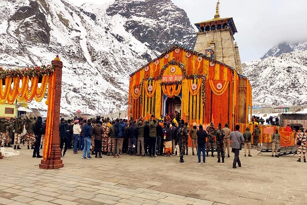 You are currently viewing शुभ मुहूर्त में खुले केदारनाथ धाम के कपाट, हेलीकॉप्टर से की गई पुष्प वर्षा