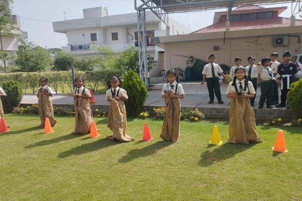 Read more about the article Swami Mohan Dass Model School द्वारा छात्रों के बीच खेल और टीम भावना का प्रज्वलन, विद्यार्थियों ने किया अपने कौशल का प्रदर्शन
