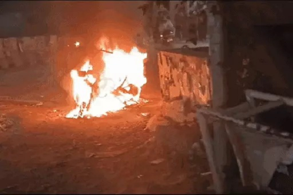You are currently viewing जालंधर में चलती हुई स्कूटी बनी आग का गोला, बाल-बाल बची शख्स की जान