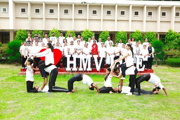 You are currently viewing HMV में अन्तर्राष्ट्रीय योग दिवस का आयोजन, टीचिंग, नॉन-टीचिंग एवं छात्राओं ने योगाभ्यास कर प्राप्त किया लाभ