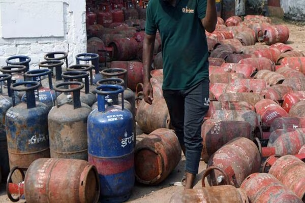Read more about the article Good News: सस्ता हुआ LPG सिलेंडर, दाम में हुई भारी कटौतरी; जानें नए रेट