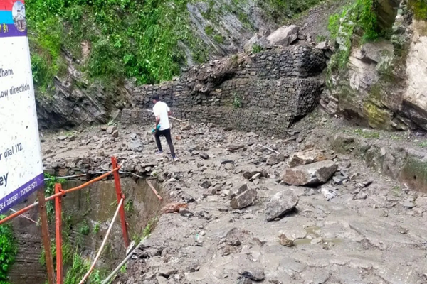 Read more about the article केदारनाथ में बड़ा हादसा: पहाड़ी से अचानक भरभराकर गिरा मलबा, पैदल जा रहे इतने श्रद्धालुओं की मौत