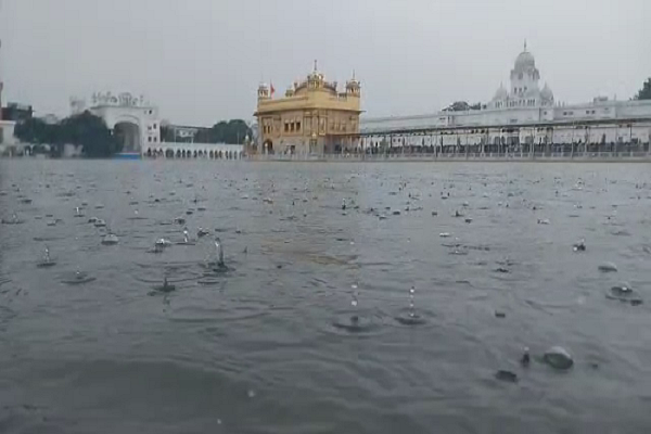 You are currently viewing Weather Update: पंजाब में मौसम हुआ सुहावना, इन 10 जिलों में तेज हवाओं के साथ बारिश का अलर्ट जारी