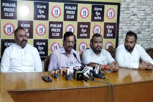 You are currently viewing भाजपा ने निष्पक्ष चुनाव के लिए व्यापारियों से समर्थन मांगा, आप सरकारी डंडा दिखा वोट डालने को मजबूर करने मे लगी: अनिल सरीन