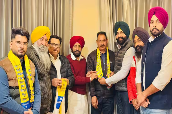 Read more about the article पार्षद ने बनाया रिकॉर्ड: एक दिन में 3 बार बदली पार्टी, स्थानीय राजनीति में मचा तहलका