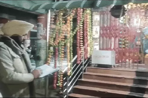 Read more about the article पंजाब में शख्स ने 100 साल पुराने शिव मंदिर में तोड़ी मूर्तियां, शिवलिंग भी किया क्षतिग्रस्त; लोगों ने पकड़कर जमकर की धुनाई- आरोपी गिरफ्तार