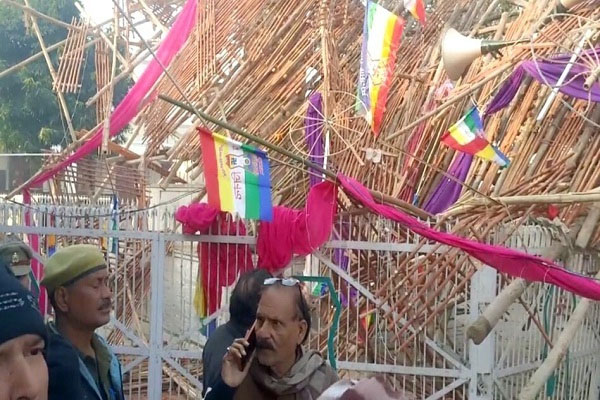 Read more about the article निर्वाण महोत्सव में बड़ा हादसा: 65 फीट ऊंचा मंच टूटा, 6 लोगों की मौत; 80 से अधिक श्रद्धालु घायल