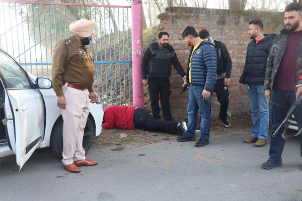 You are currently viewing जालंधर पुलिस और लॉरेंस बिश्नोई गैंग के बदमाशों के बीच मुठभेड़, जवाबी कार्रवाई में दो गैंगस्टर घायल; दोनों के पैरों में लगी गोली