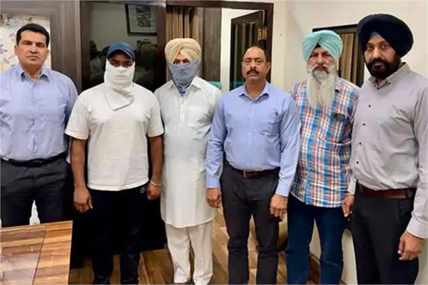 Read more about the article लालच पड़ गया भारी… पंजाब पुलिस का SHO और ASI गिरफ्तार, जानें पूरा मामला